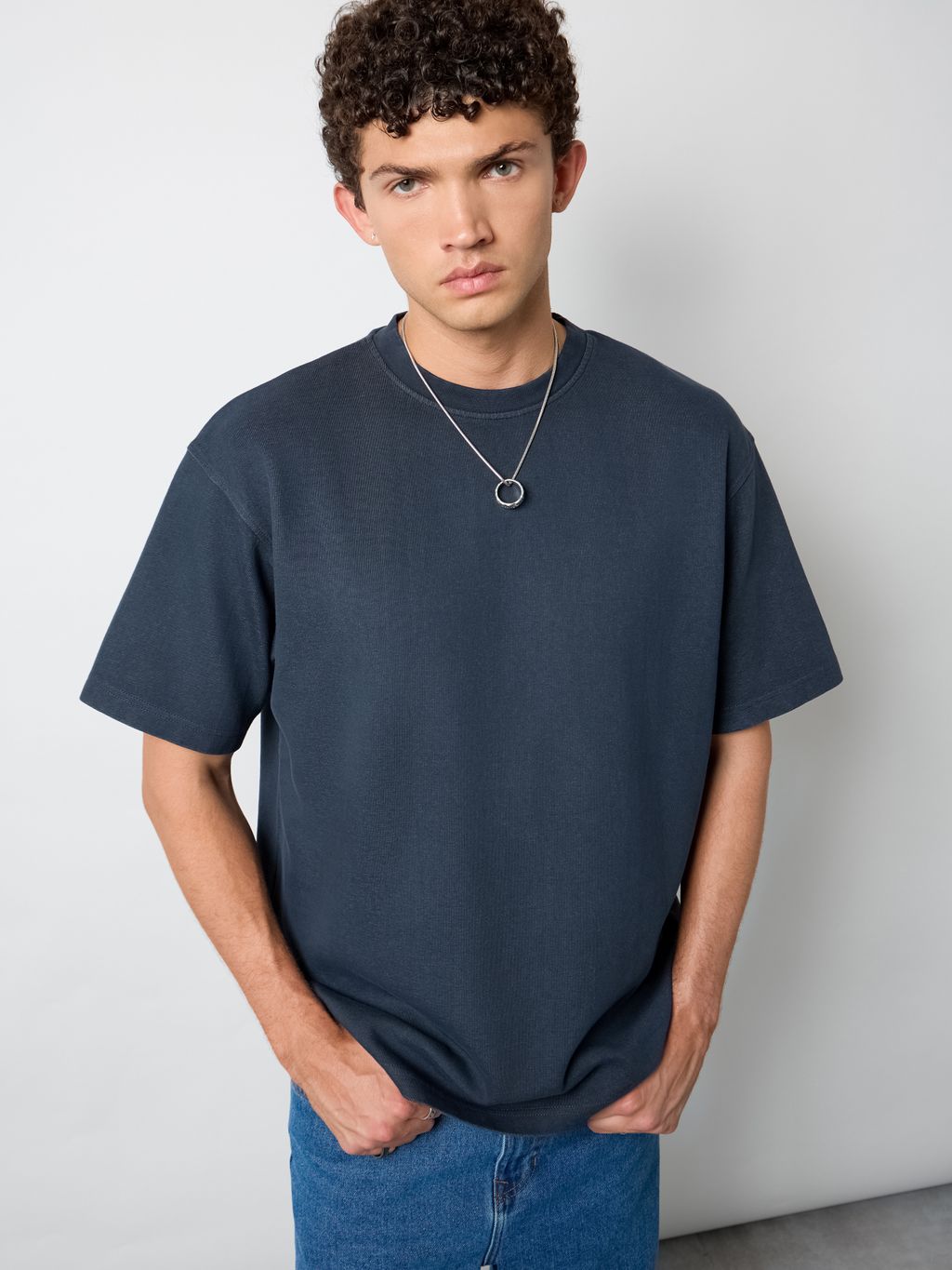 СВОБОДНАЯ ФУТБОЛКА ИЗ ПРЕМИУМ ХЛОПКА С ЭФФЕКТОМ КИСЛОТНОЙ СТИРКИ